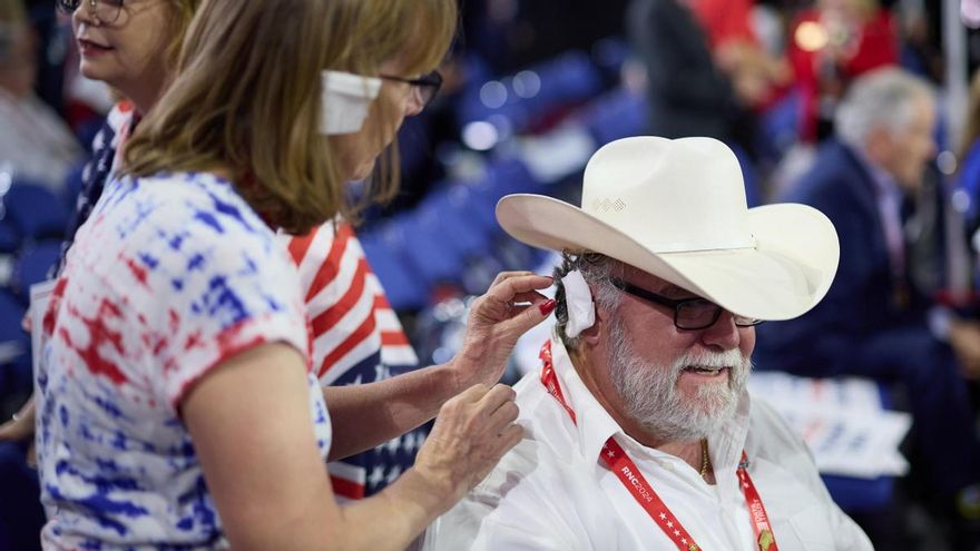 Votantes republicanos se vendan la oreja derecha para apoyar a Trump: "Lo hago por solidaridad"