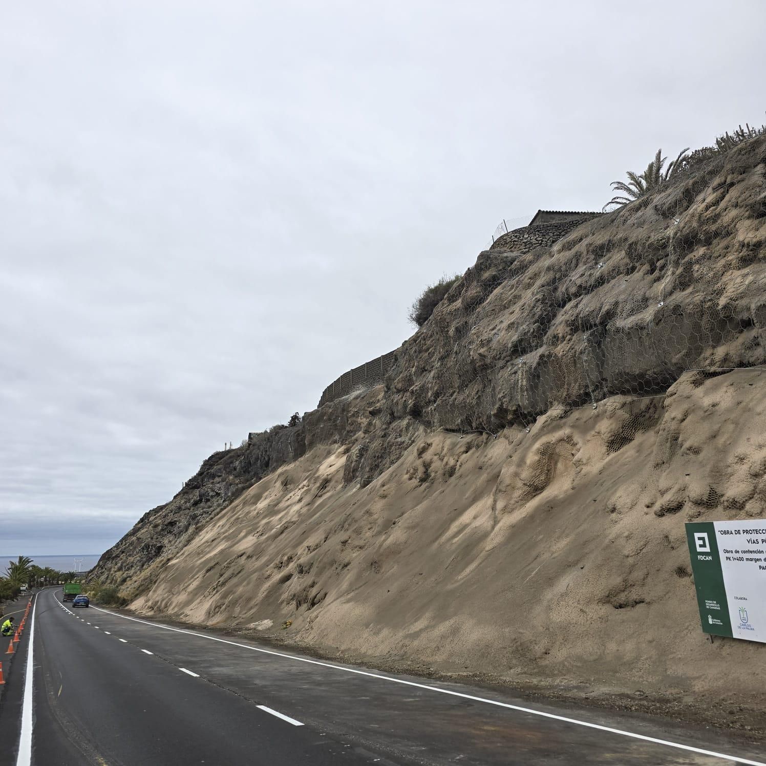 El Cabildo reabre la vía de acceso al aeropuerto tras concluir las obras de rehabilitación.