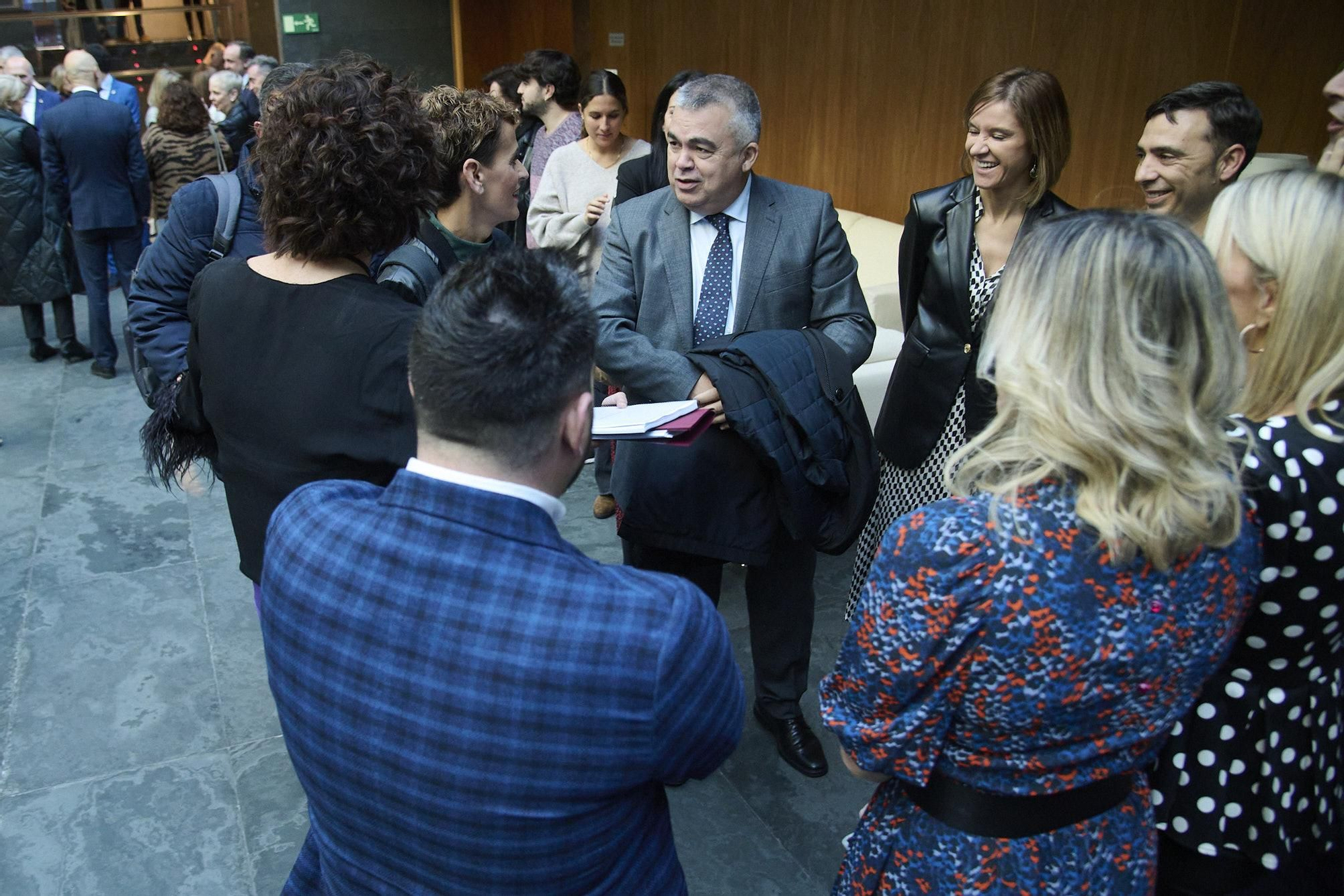 La presidenta María Chivite conversa con distintos cargos del Partido Socialista.