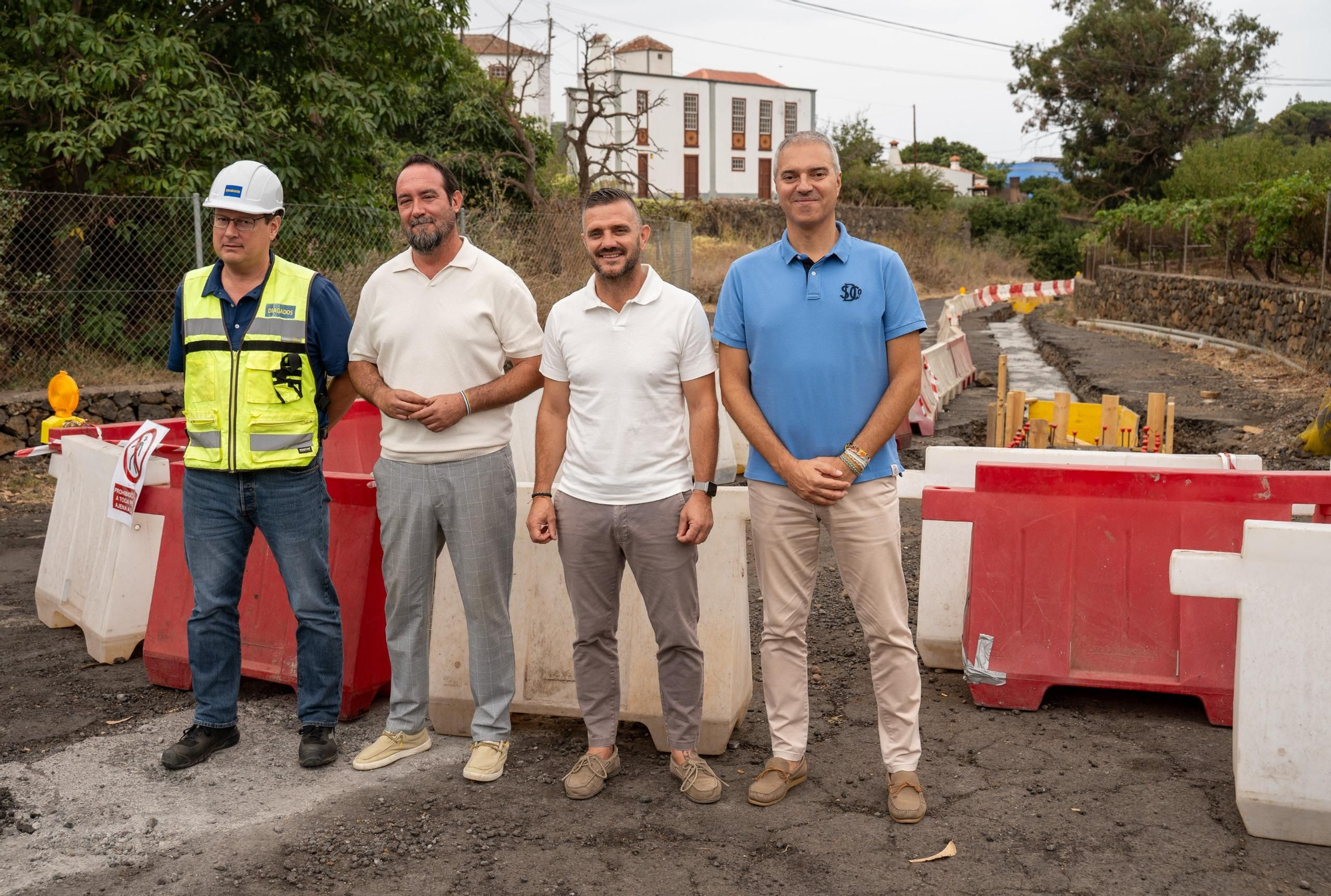 Visita a las obras de saneamiento que ejecuta el Gobierno de Canarias en el municipio de El Paso, en la zona de El Barrial.
