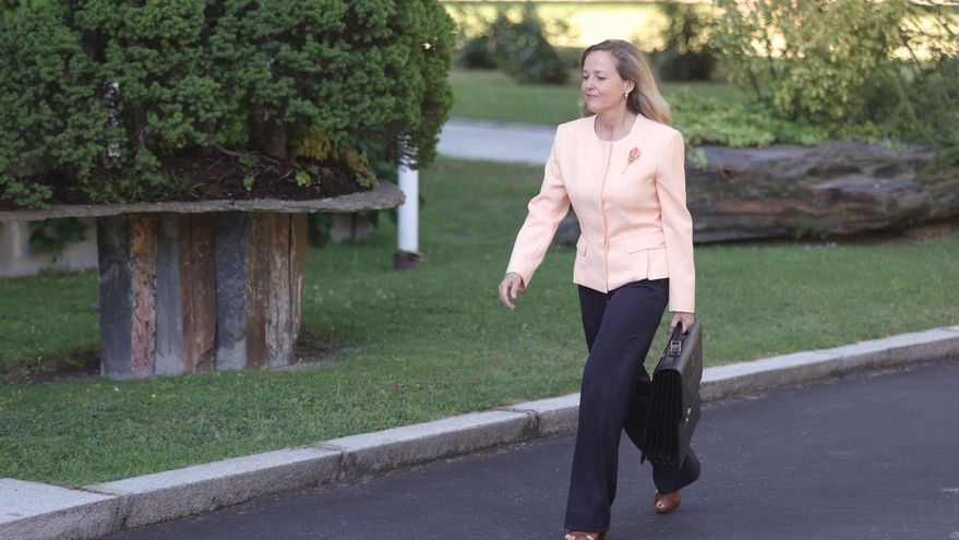 La vicepresidenta primera del Gobierno y ministra de Asuntos Económicos, Nadia Calviño, llega al Palacio de la Moncloa para participar en el primer Consejo de Ministros tras la remodelación del Gobierno, a 13 de julio de 2021, en Madrid (España).