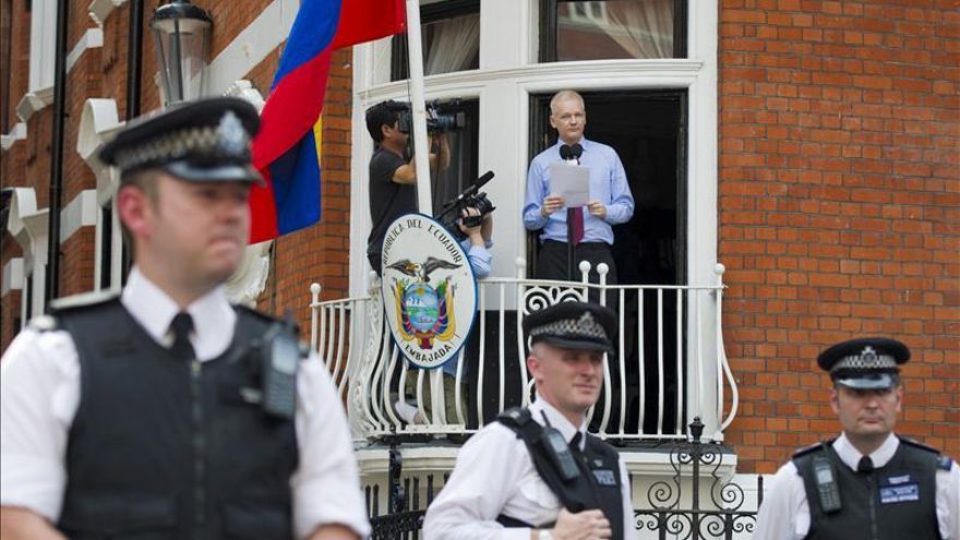 Assange no saldrá de la embajada de Ecuador por riesgo de ser entregado a EEUU