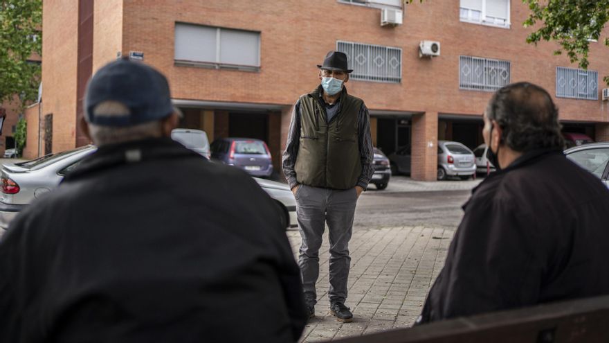 Un grupo de hombres conversa en un banco en el barrio de Orcasur.