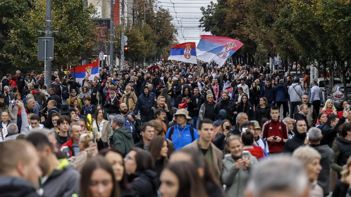 Simpatizantes ondean banderas y vitorean durante el mitin final de campaña de la coalición electoral Lista Estudiantil en Belgrado, este jueves.