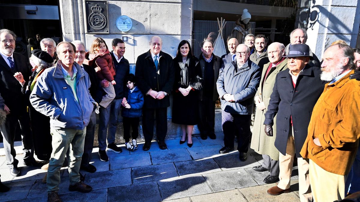 Descubrimiento de la placa dedicada a Juan Pombo en el edificio del Club de Regatas.