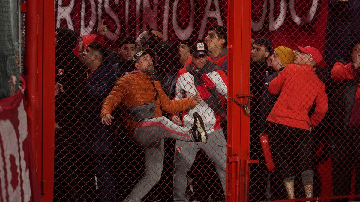 El partido disputado en el Estadio Libertadores de América fue cancelado tras graves agresiones entre las parcialidades, que terminó con heridos de gravedad.