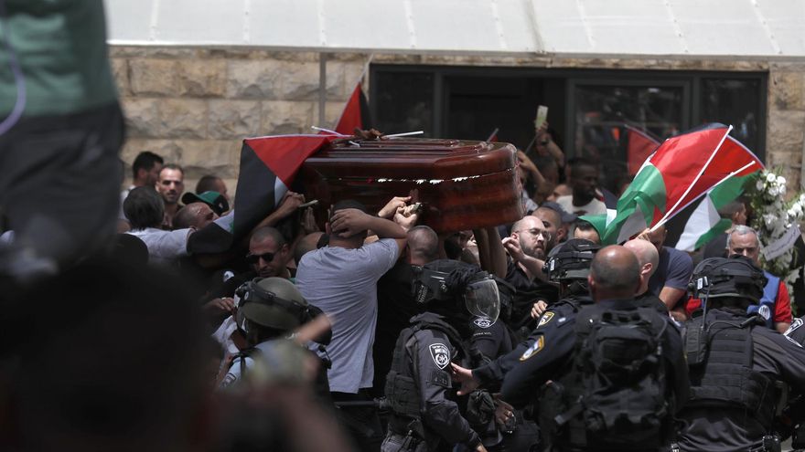 La policía israelí carga contra el cortejo fúnebre de la periodista palestina asesinada