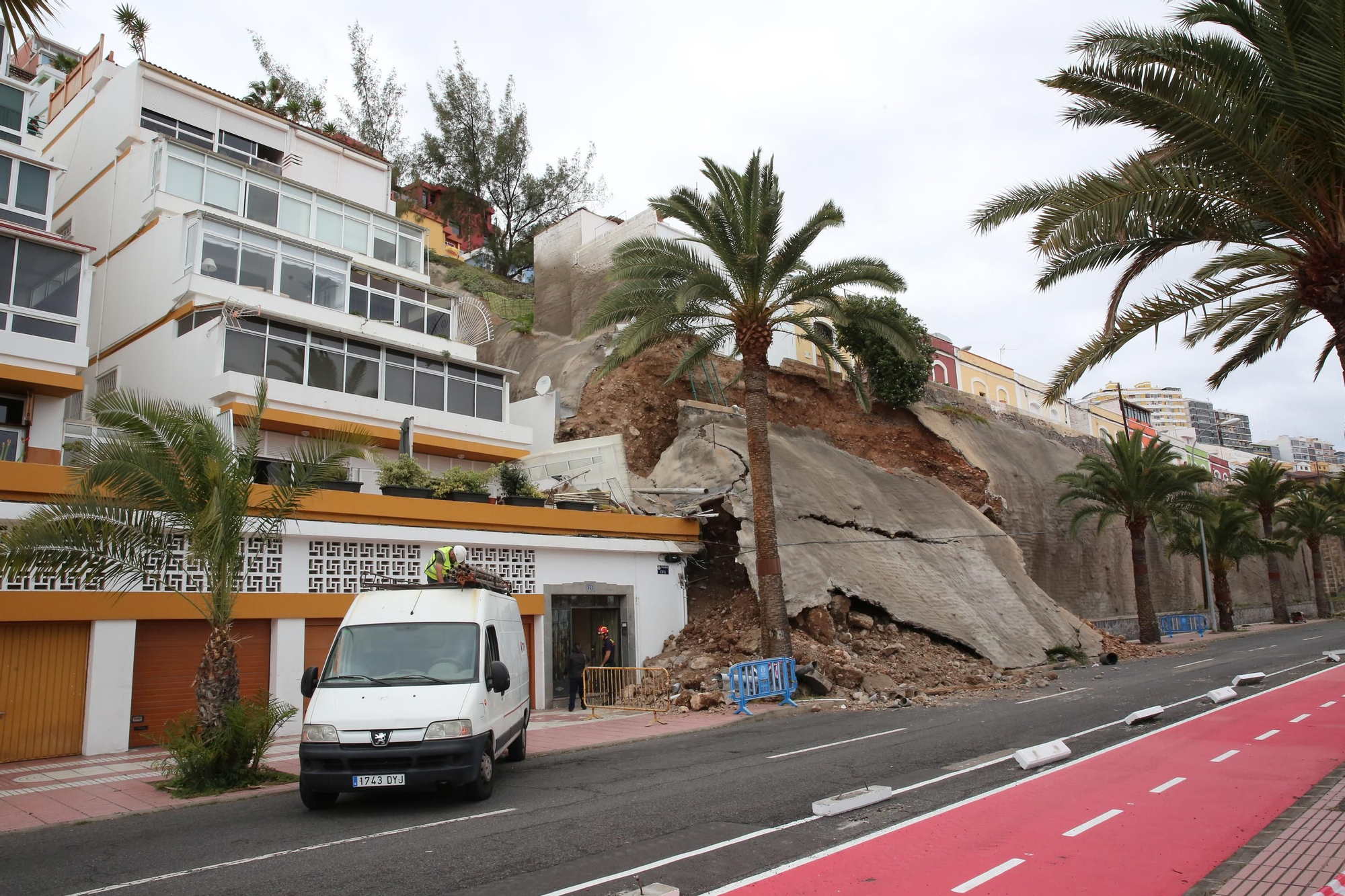 Así se encuentra el paseo de Chil tras el derrumbe de esta madrugada