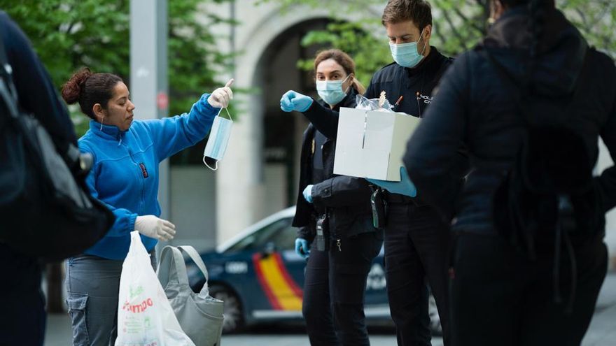 Reparto de mascarillas para uso en transporte público, hoy en Zaragoza.