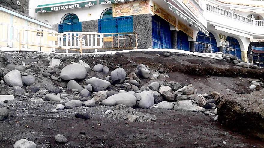 La ceniza del volcán de La Palma, la esperanza para una emblemática playa tinerfeña que se quedó sin arena