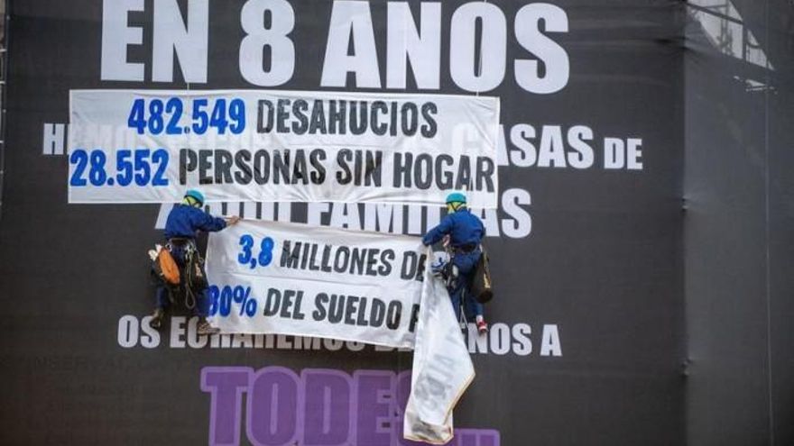 El coste de 'tunear' la lona de Desokupa o lanzar un apoyo a Palestina y la campaña que financia sus multas