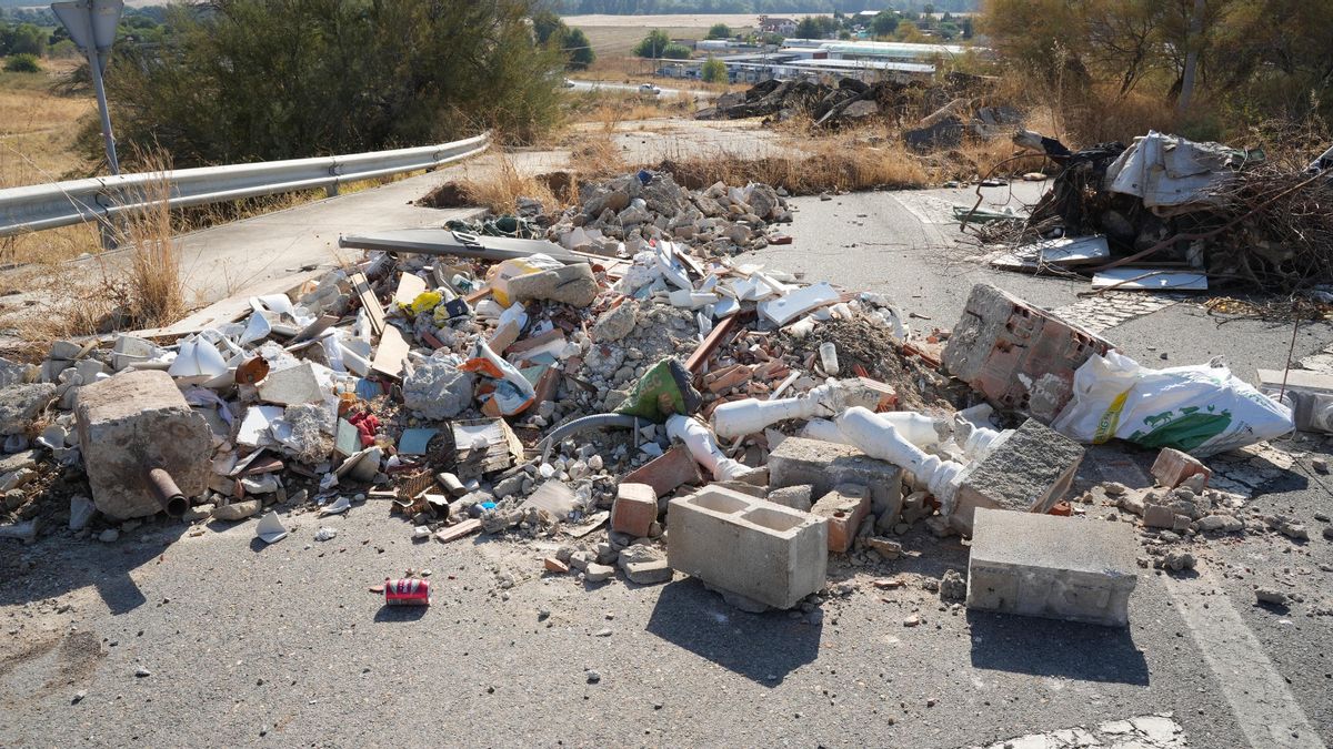 Escombros y enseres en la carretera de salida del cementerio de La Fuensanta