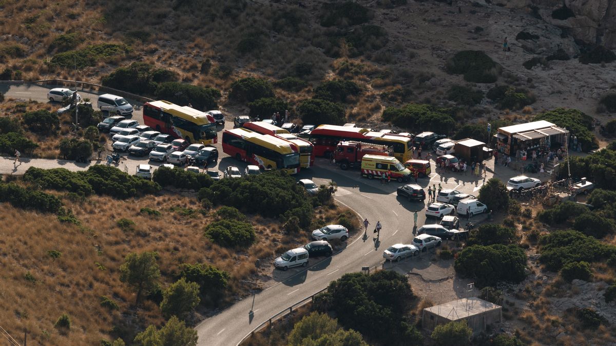 Imagen aérea de la afluencia de vehículos y autobuses en uno de los puntos habilitados para la observación del eclipse en Mallorca