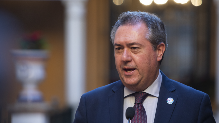 Espadas negocia con sindicatos y alcaldes un plan contra el colapso sanitario para forzar a Moreno a pactar con el PSOE