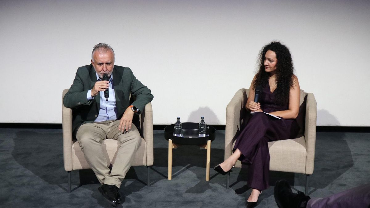 El ministro Ángel Víctor Torres y la periodista  de Canarias Ahora Jennifer Jiménez en la presentación del documental ‘Canarias: 50 años tras la oscuridad’