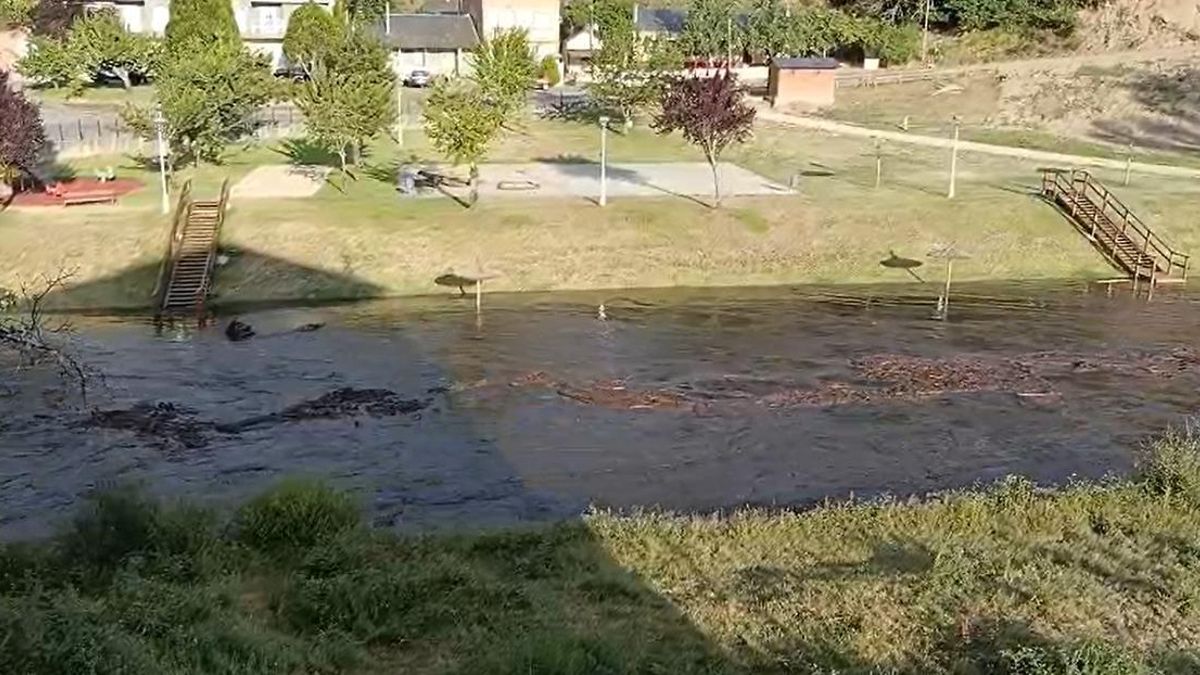 La playa fluvial completamente inundada de Bárcena (Fabero), por una tormenta y los arrastres de los incendios del verano de 2025.