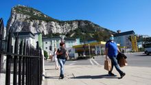 Varias personas caminan por Gibraltar horas antes de que se levantaran las restricciones de movilidad por el coronavirus en el peñón el pasado 21 de mayo