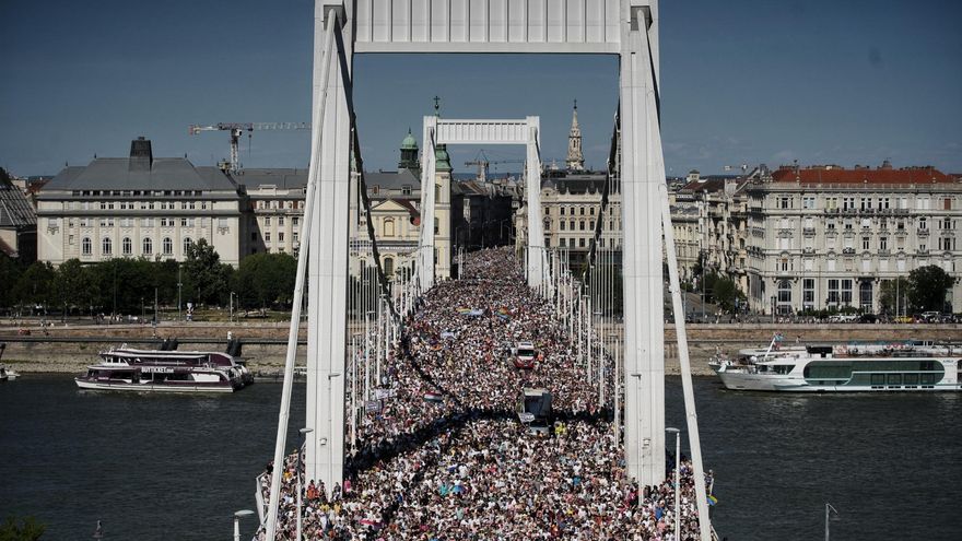 Miles de personas defienden en la calle los derechos LGTBIQ en el Orgullo de Budapest a pesar del veto del ultra Orbán