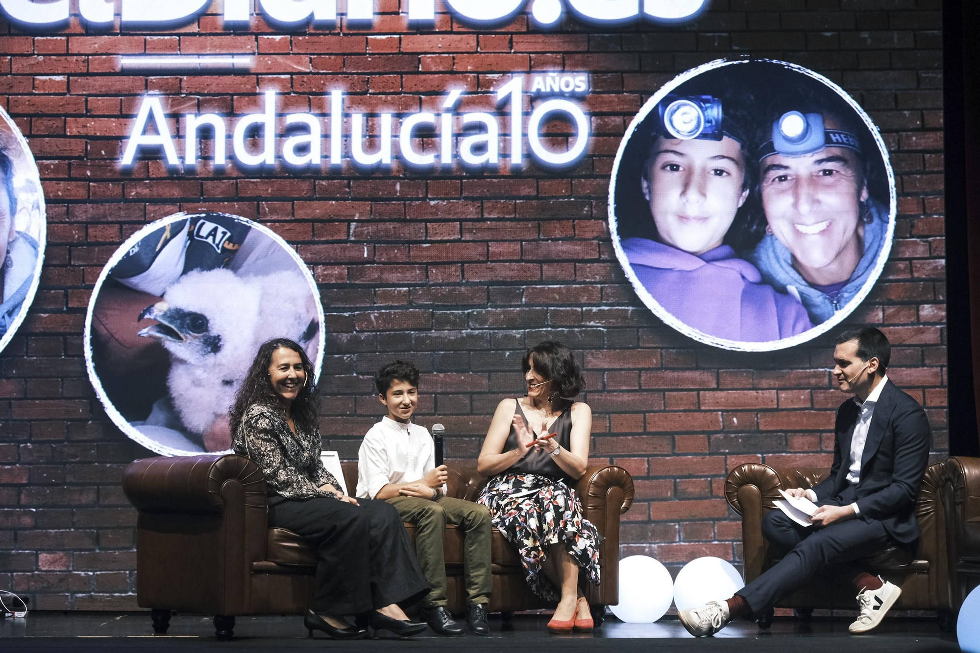 Los voluntarios, charlando con los presentadores