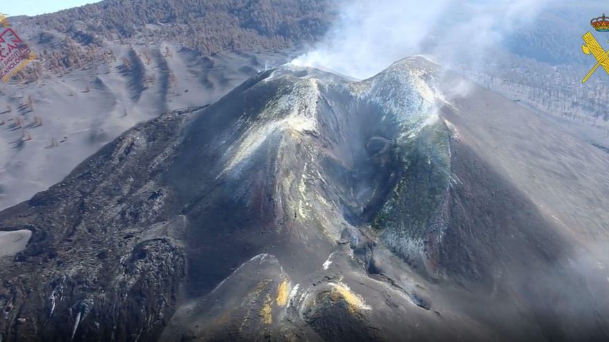 El volcán de La Palma muestra aún humeante todo su esplendor desde el cielo