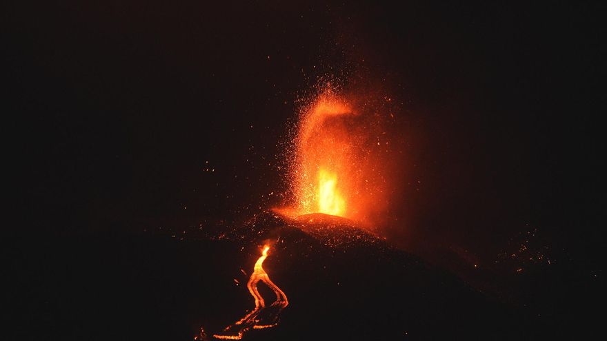 Imagen de la erupción durante la noche.
