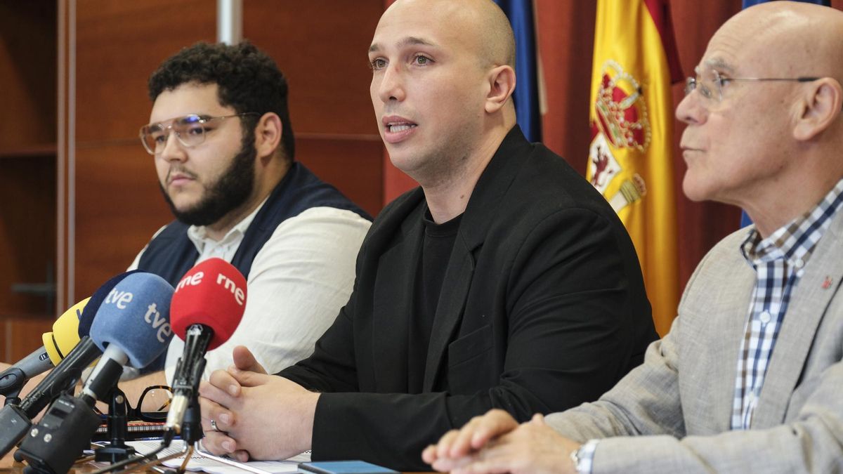 La directora del Observatorio de Servicios Sociales de Canarias (Odesocan), Enma Colao (c), presenta en rueda de prensa con el Diputado del Común, Rafael Yanes (d), su informe sobre los presupuestos de la comunidad autónoma para 2024 EFE/Alberto Valdés