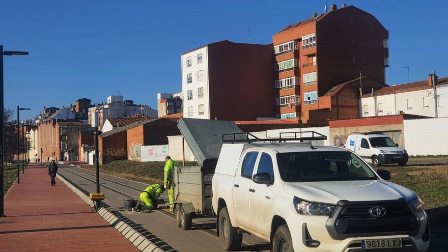 Adif arregla las vías de Feve en desuso en la ciudad de León, pero sin determinar fecha para que circule