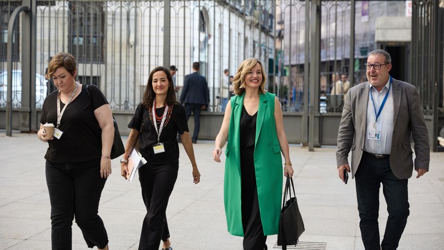 La ministra de Educación, Pilar Alegría a su llegada al pleno en el Congreso de los Diputados, a 25 de junio de 2025, en Madrid (España).
