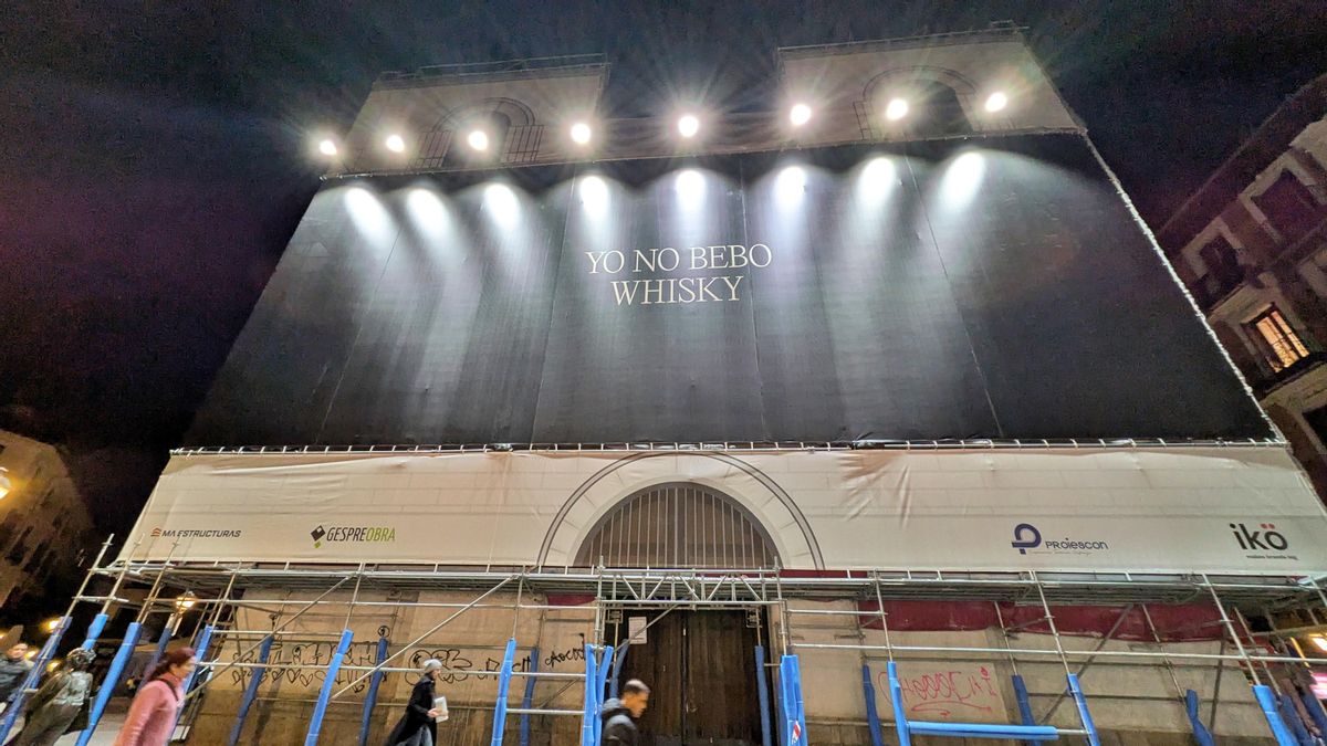 Una de las lonas publicitarias que anuncia la campaña sobre la bebida alcohólica en la plaza de San Ildefonso