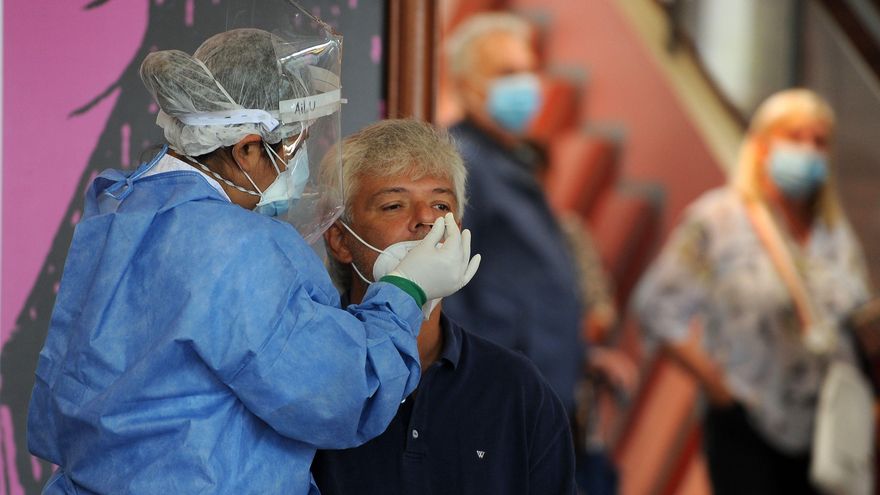 Trabajadores de la salud fueron registrados este lunes al realizar una prueba de covid-19, en un centro de testeo de coronavirus en la vieja Confiteria Munich de Puerto Madero, en Buenos Aires (Argentina). EFE/Enrique García Medina
