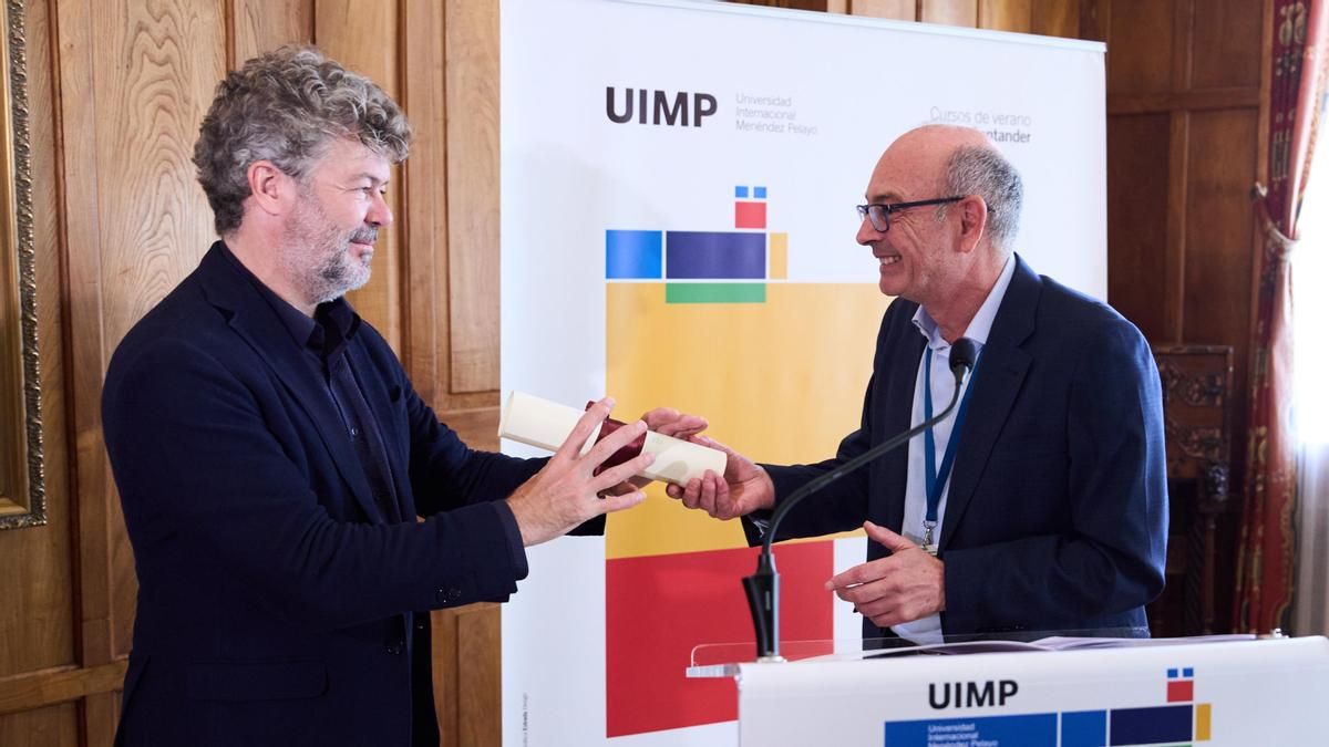El músico Pablo Heras-Casado recoge el premio 'La Barraca' en la UIMP por "su conexión con García Lorca"