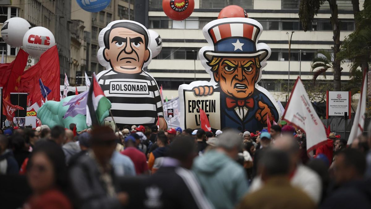 Fotografía donde se observa la imagen del expresidente de Brasil, Jair Bolsonaro, y del presidente de los Estados Unidos, Donald Trump, durante una manifestación este domingo, en la Plaza de la República, en São Paulo (Brasil).