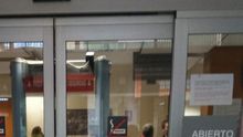 El guarda de seguridad muestra la marca del mordisco en su brazo