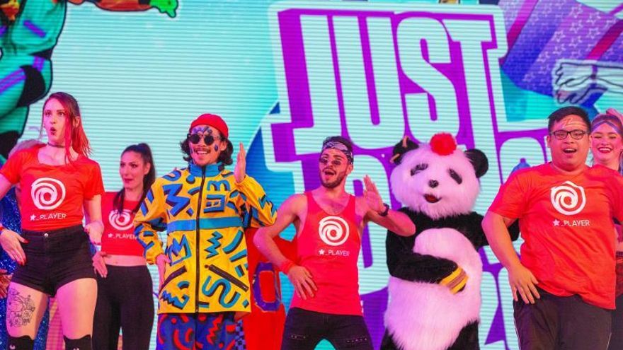 Bailarines realizan un show para presentar el videojuego "Just Dance".