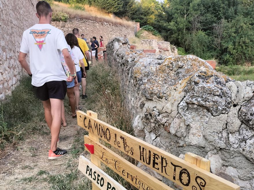 El paseo de los Huertos en Barrachina, con la ruta dedicada a Miguel Labordeta