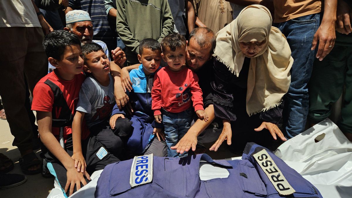 La familia del periodista Mohammed Amin Abu Dhaka, muerto por un ataque israelí, llora su muerte en Khan Yunis, Gaza, este martes 20 de mayo de 2025