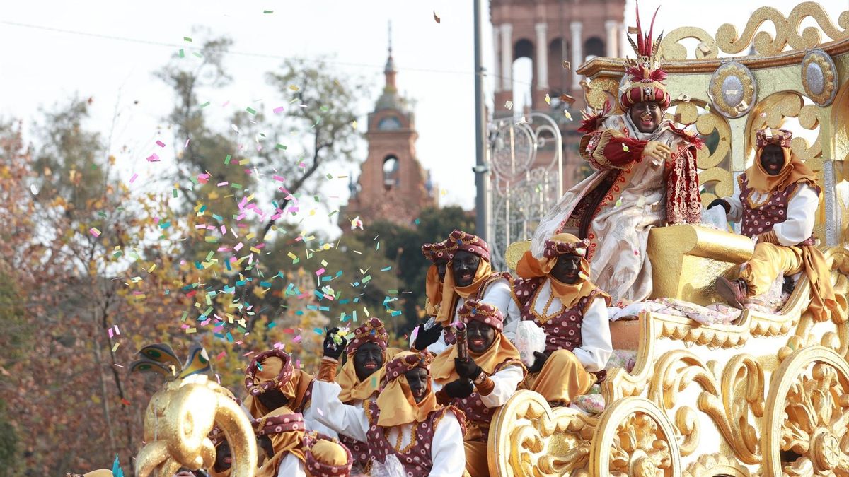 Baltasar lanza caramelos desde su carroza en la Cabalgata de 2025.