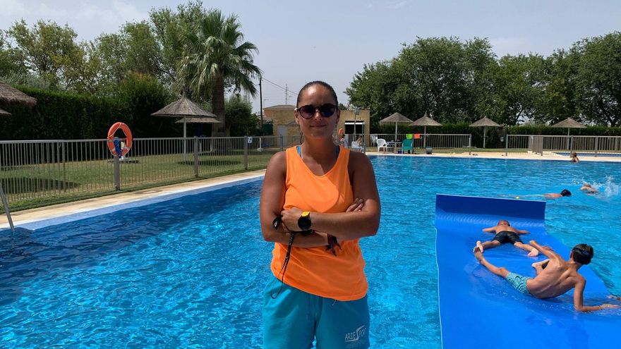 Cristina compatibiliza su trabajo como socorrista con sus oposiciones para Policía Local