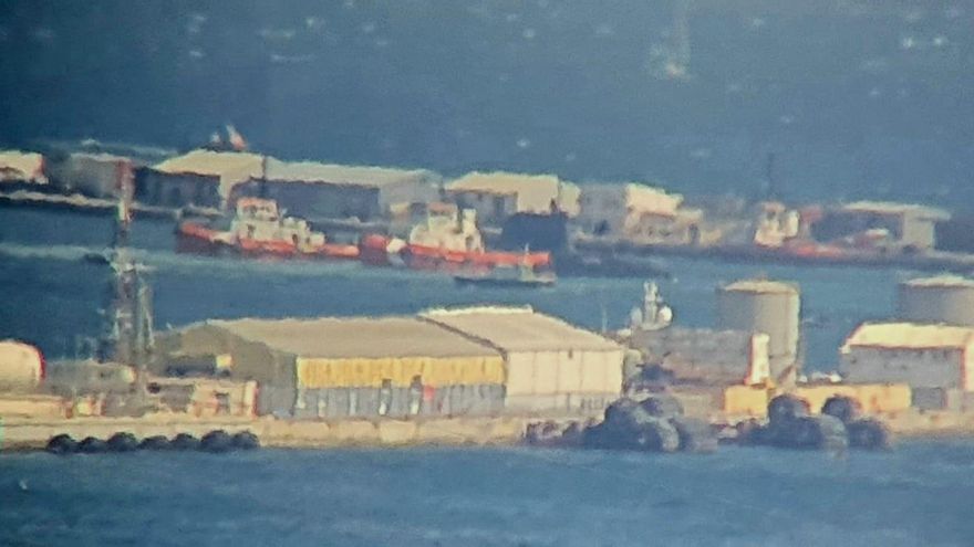 El submarino HMS Artful llegando a Gibraltar con dos remolcadores