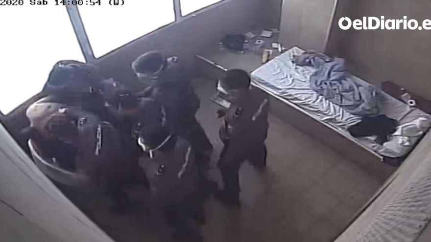 Siete policías para reducir y dejar esposado en la celda a un interno del CIE de Barcelona