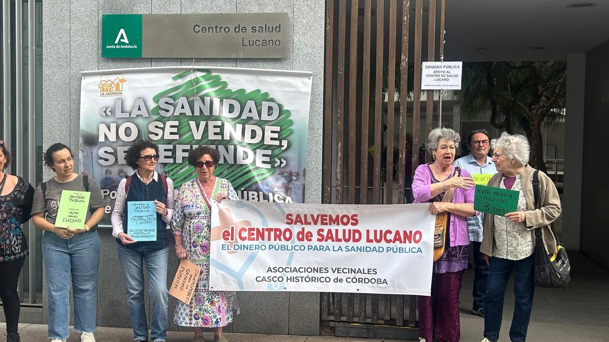 Concentración de vecinos en el centro de salud Lucano este pasado lunes.
