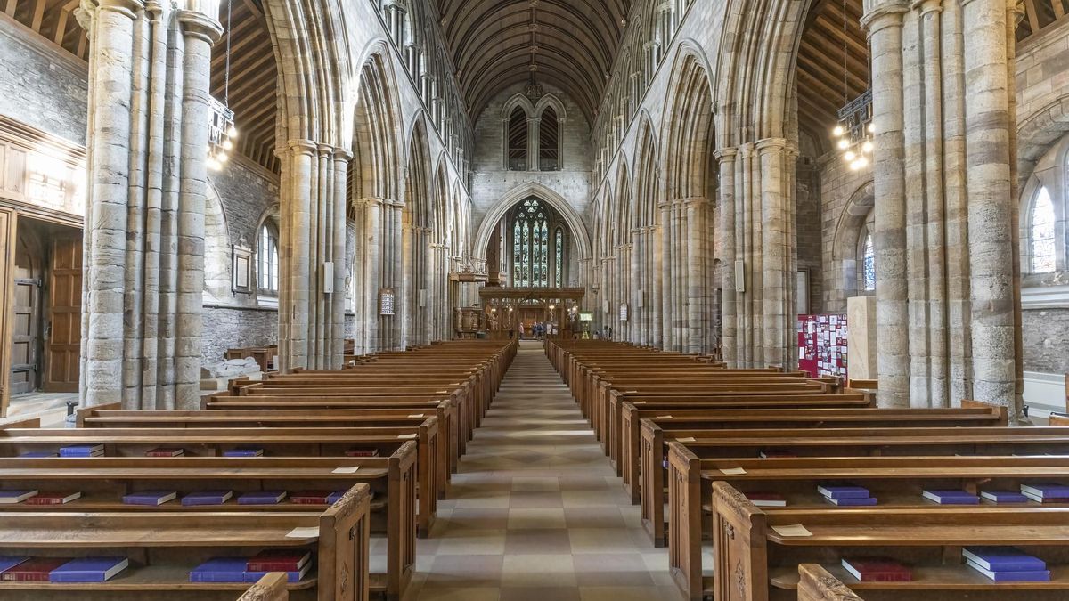 Interior gótico de la Catedral de Dunblane.