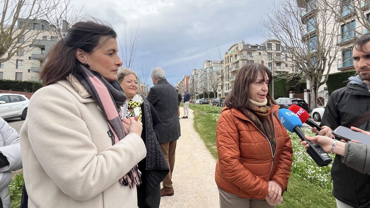 "No queremos asfalto", piden los vecinos de Cueto a la alcaldesa en la inauguración de una zona verde en el barrio