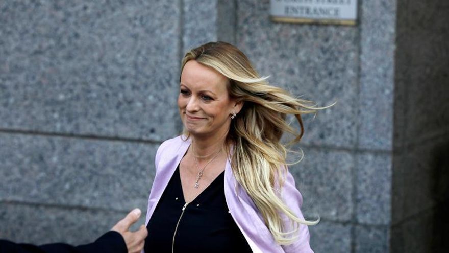 Desestiman cargos contra la actriz porno Stormy Daniels por actos de estriptís
