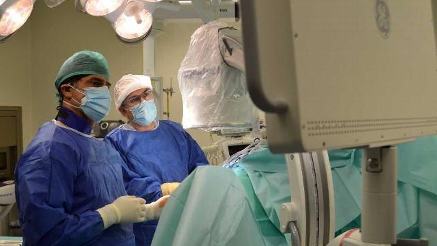 Luis T. Gervás junto al doctor Andrés Saldaña operaron al niño.