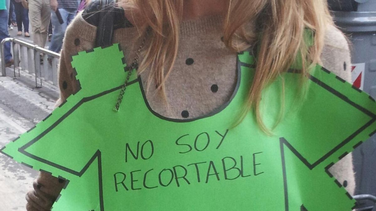 De camisetas verdes y pancartas