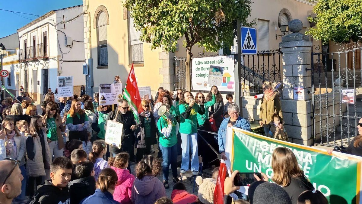 Concentración en el primer día de huelga de la comunidad educativa del CEIP Fernando Feliú de Gerena