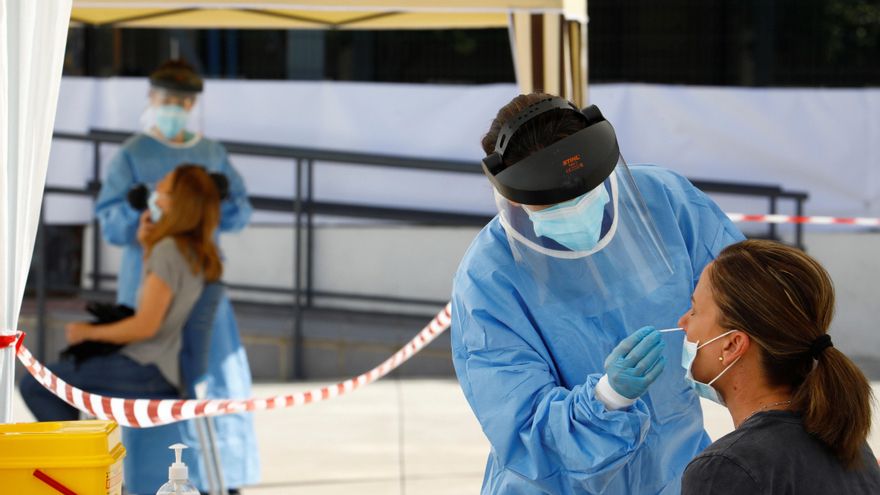 Personal sanitario realiza pruebas PCR. EFE/Salas/Archivo