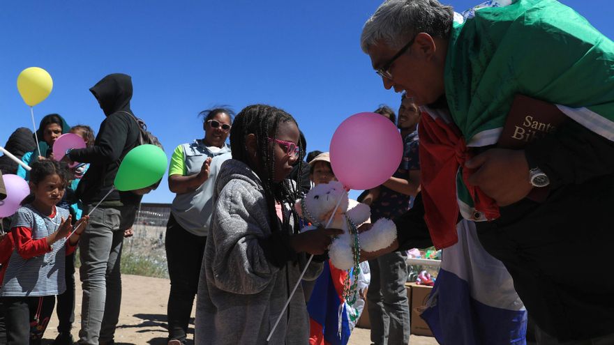 Migrantes celebran el Día del Niño en el río fronterizo de México-EEUU entre restricciones