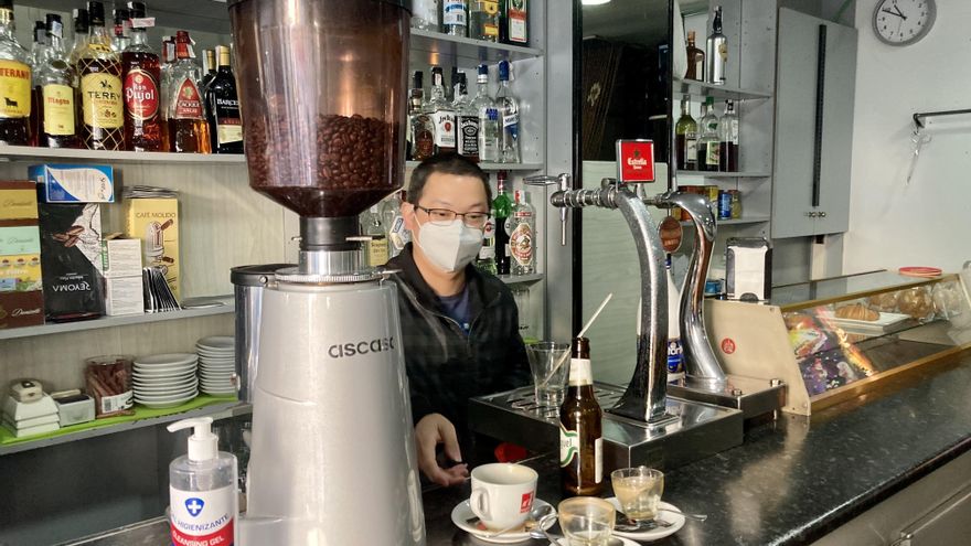 Catalunya reabre sus bares tras cinco semanas sin actividad: "No aguantábamos ni un día más"